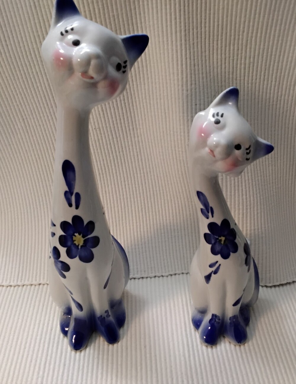 4026 Vintage Porcelain White and Blue Floral Cat Figurines Lot Of 4. - Picture 2 of 11